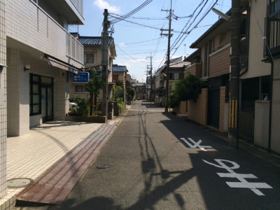 7.左手の青い看板が当院です