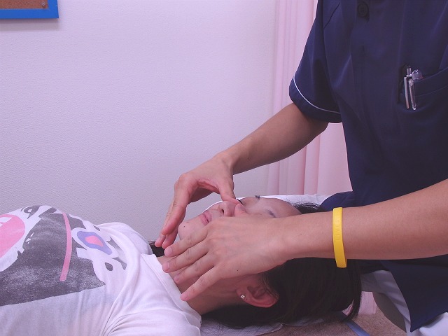 小顔矯正の施術の様子