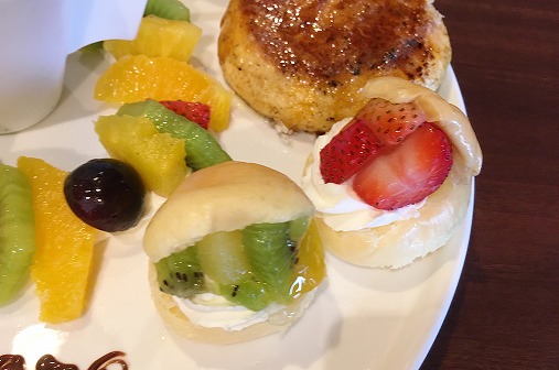 八天堂カフェ「カフェリエ」の焼きたてクリームパンがサイコー!