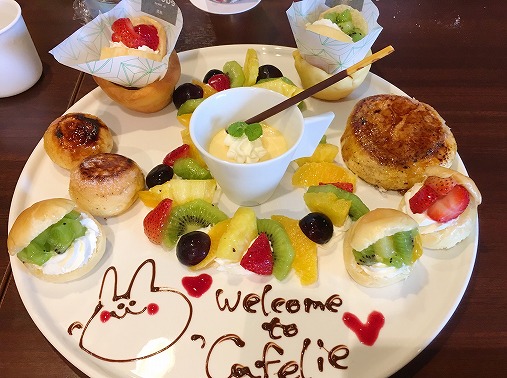 八天堂カフェ「カフェリエ」の焼きたてクリームパンがサイコー!