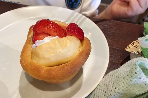 八天堂カフェ「カフェリエ」の焼きたてクリームパンがサイコー!