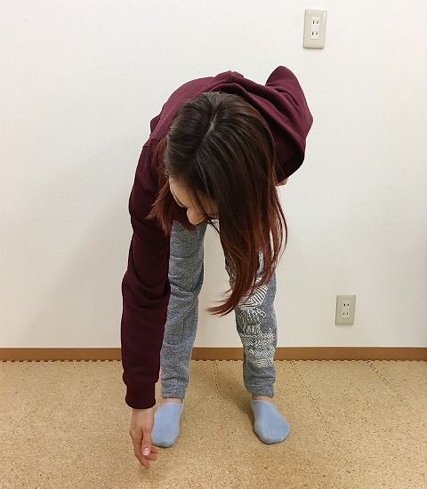 前屈で腰痛が起こりやすい理由と簡単にできる対処法を紹介!
