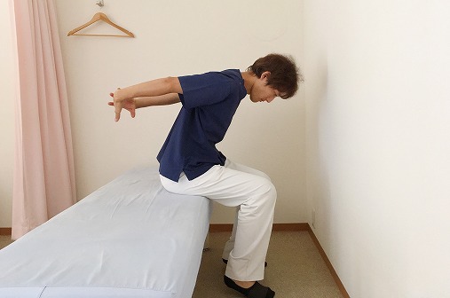 背中を丸めると腰が痛い!背中を丸めると出る腰の痛みは首と背中を緩めろ!